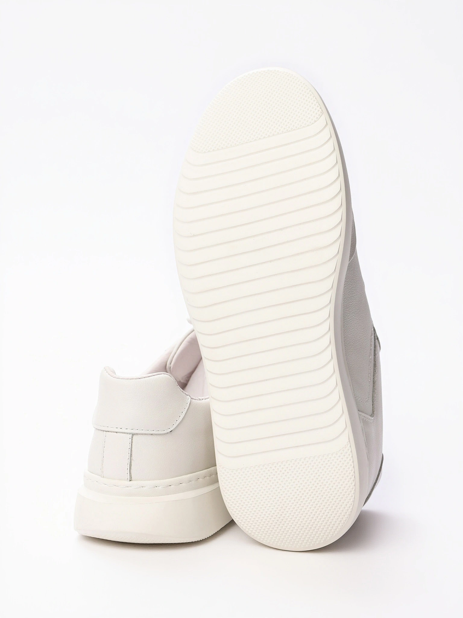 Кроссовки белого цвета из зернистой кожи на средней подошве